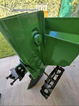 Sázecí stroj na brambory pro malotraktor KSN-34 - 6