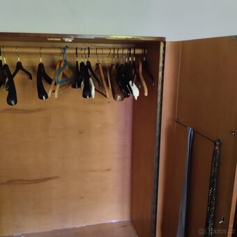 Šatní skříňě, šicí stroj a knihovna za ODVOZ - 6