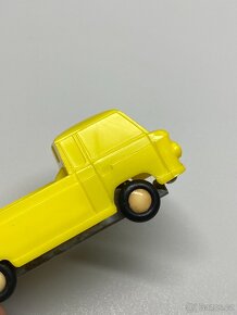 autíčko igra barkas staré hračky igra žluté autíčko retro - 6
