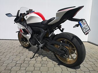 Yamaha YZF-R7 60th r.v.2022, nové v ČR, najeto jen 6.815 km - 6
