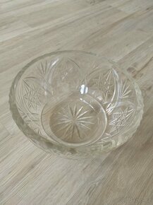 Starožitné ručně vyšívané dečky, broušená mísa, vějíř - 6