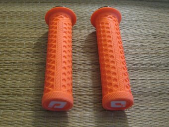 Nové mtb gripy ODI Vans V1.0 Lock-On Grips - 6
