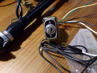 Anténa elektricky vysouvací  na auto, dobová nepoužitá - 6