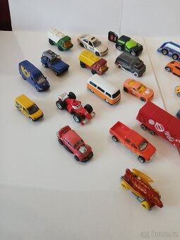 Autíčka za 60ks Matchbox Hotwheels Bburago Maisto - 6