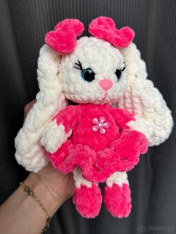 Háčkovaný králíček 20 cm + karabinka jako dárek - 6