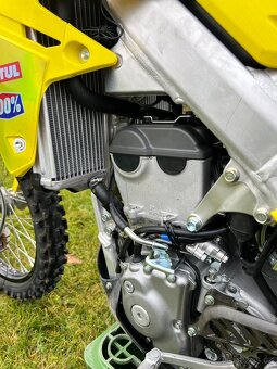 Suzuki RM-Z 250 (2025) – TOP STAV, 11,1 mth - 6