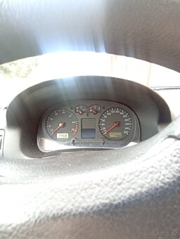Volkswagen Bora 1.6 77 kW - 6