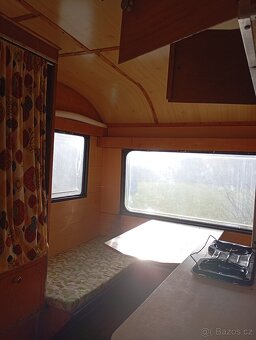 Karavan, obytný přívěs s papírama. - 6