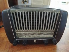 Malá sbírka značkových starožitných rádií z různých období - 6