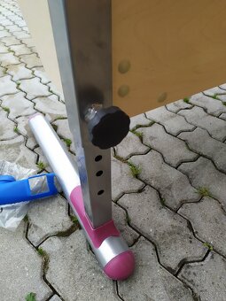 Rostouci psaci stůl z Lidlu a zidle Ikea - 6