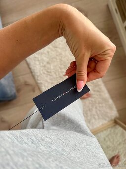 TOMMY HILFIGER ŠEDÉ LETNÍ ŠATY S KAPUCÍ - 6