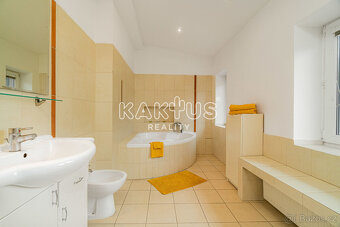 Pronájem zařízeného podkrovního bytu 3+kk (125 m2), ulice Šk - 6