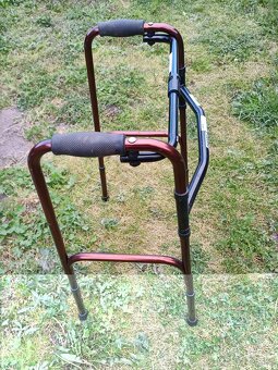 Prodám chodítko pro seniora za 800 Kč a za - 6