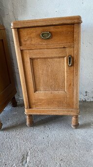 Šatní skříně, toaletka, noční stolek, 2x postel - 6