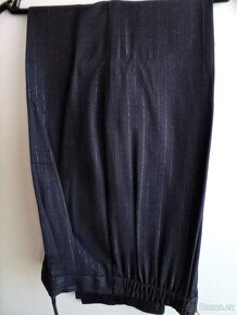 Společenský kalhotový modrý kostým se stříbrnou nitkou - 6