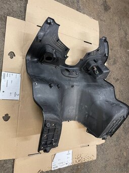 Předkolenni plast Piaggio X-evo ,X8 - 6