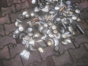 Prodám staré a starší vánoční formičky na cukroví. - 6