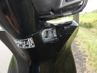 Skútr Honda Sh 150, r.v. 2023, bezklíčkový kufr + start - 6
