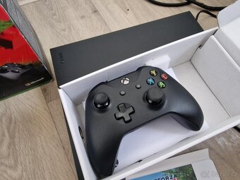 Xbox One X 1TB plus hry krabice - 6