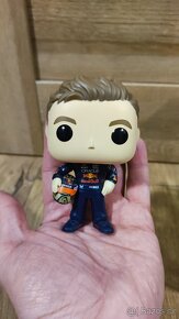 Max Verstappen s helmou - funko pop + podpis karta - 6