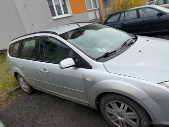 Ford Focus 1.6i - 6