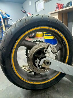 Přední a zadní kolo s kyvkou tlumič Ducati Monster 620 - 6