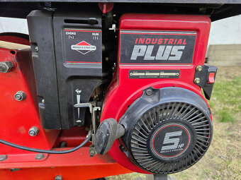 Malotraktor s vozíkem a příslušenstvím. - 6