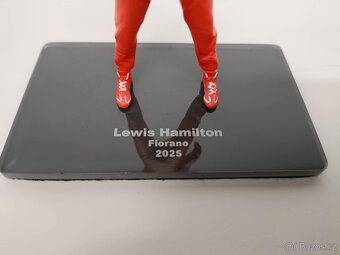 Figurka Lewis Hamilton 2025 Ferrari, měřítko 1:18 - 6