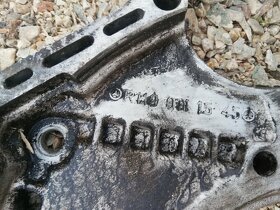Mezikus mezi motorem a převodovkou Mercedes W123. - 6