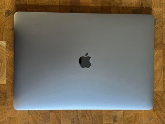 MacBook Pro 15" (2018), Intel Core i7 2,2 GHz, 16 GB RAM, - 6