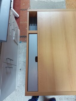 Prodám hezký PC stůl.š-96,v-76,h-69 cm - 6