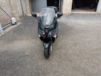 Piaggio xevo 125 Cz doklady v ceně Černý 2 s kufrem - 6