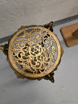KRASNA STAROŽITNÝ MOSAZNY KVĚTINOVÝ STOLEK - 6