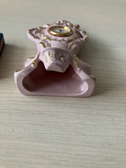 Hodiny tvar koně kov, tvar zámecké hodiny růžový porcelán - 6