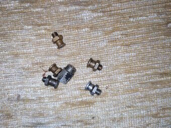 Staré náhradní díly - 6