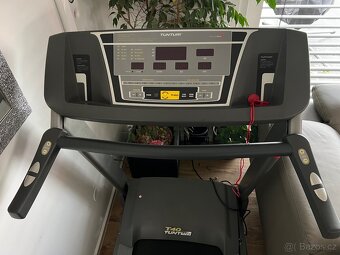 TUNTURI T40 profesionální běžecký pás - 6