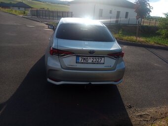 Toyota Corolla sedan hybrid 1.8 stříbrná - 6