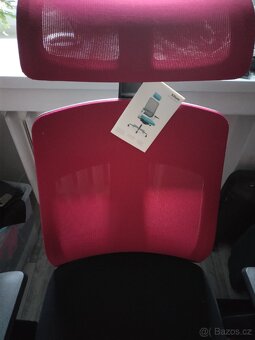 Elektricky stavitelný pracovní stůl, kancelářská židle - 6