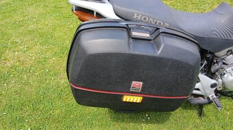 Kufry Givi včetně držákuna Honda Varadero 125 - 6