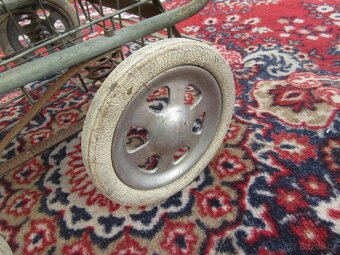 Nabízím historický kočárek pro panenky. Původní stav. Jen c - 6