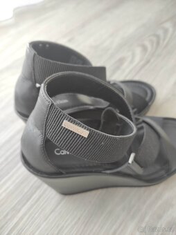 Calvin Klein sandály na klínu 38 - 6