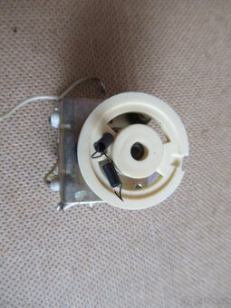 směs aktivních a pasivních elektro součástek - 6