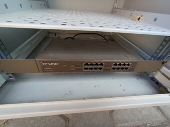 Serverová skříň, rack + Switch 1000 MB - 6