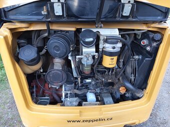 Prodám mini bagr CAT 302.2 D - 6