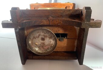 PRODÁM STARÉ VYŘEZÁVANÉ DŘEVĚNÉ STOLNÍ HODINY KIENZLE - 6