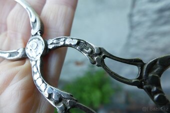 Starožitné stříbrné kleštičky na zákusky, figurální motiv - 6
