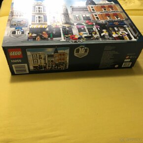 Lego 10255 Shromáždění na náměstí - 6