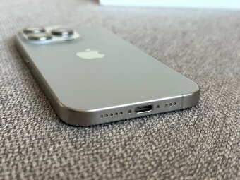 Apple iPhone 15 Pro 256 GB Přírodní Titan - 6