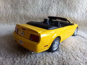 Prodám Ford Mustang GT cabrio - 1:18 -AutoArt,limitovaný - 6