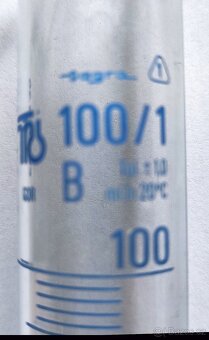 Skleněné odměrky s plastovým stojanem - 6